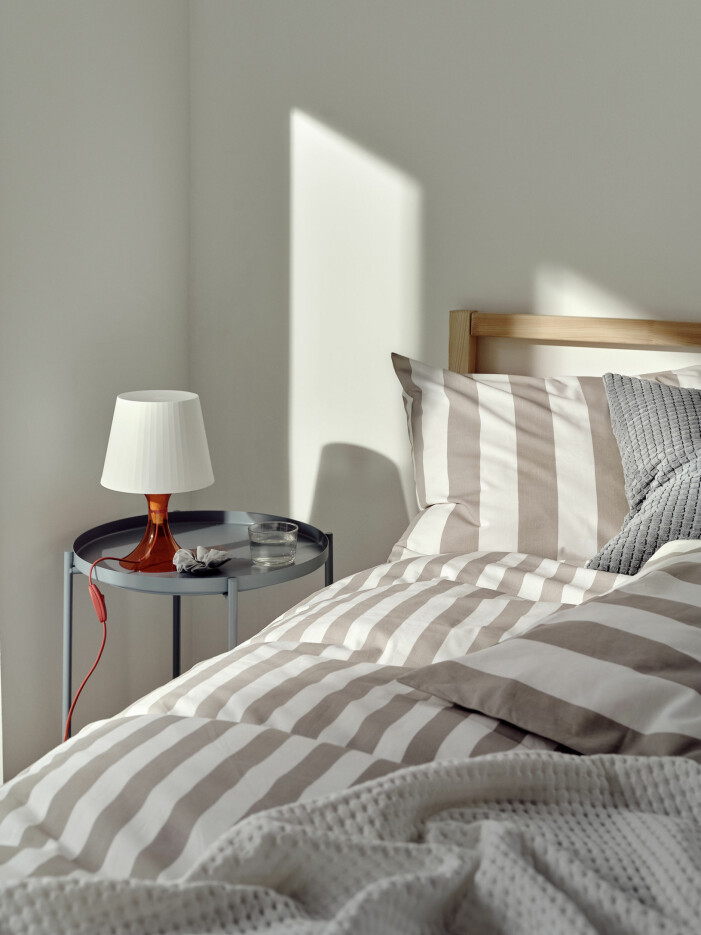 Föredrar du randigt? Sängkläderna <span class=" italic" data-lab-italic_desktop="italic">Bäralm</span> är inspirerade av randiga badlakan och parasoll. Vår- och sommarnyheter hos Ikea 2021, Bäralm sängkläder