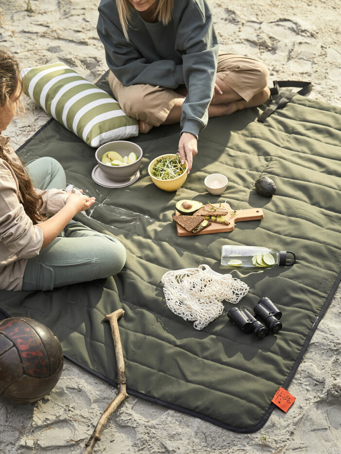 Ladda upp för alla säsongens picknickar med den vattentäta filten<span class=" italic" data-lab-italic_desktop="italic"> Fjällmott</span> i återvunnen polyester. Vår- och sommarnyheter hos Ikea 2021, Fjällmott picknickfilt