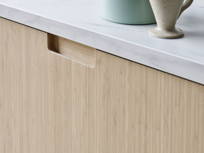 De integrerade handtagen är både smidiga och en snygg detalj. Vår- och sommarnyheter hos Ikea 2021, lådfront Fröjered för köket