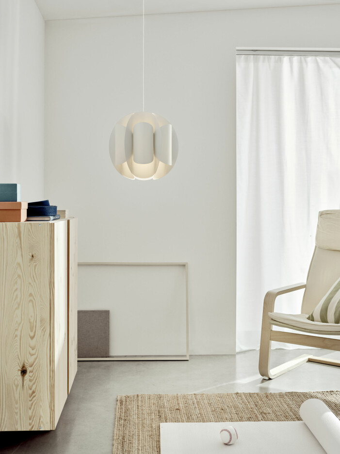 Den stilsäkra pendellampan <span class=" italic" data-lab-italic_desktop="italic">Trubbnate</span> är en Ikea-klassiker från 70-talet som har fått sig en ny, uppdaterad kostym. Vår- och sommarnyheter hos Ikea 2021, lampskärm Trubbnate