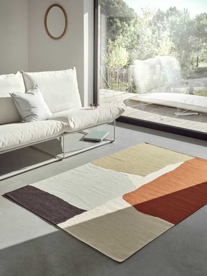 Handvävda mattan <span class=" italic" data-lab-italic_desktop="italic">Tvingstrup</span> är en härlig färgklick i mjukt material. Vår- och sommarnyheter hos Ikea 2021, mattan Tvingstrup