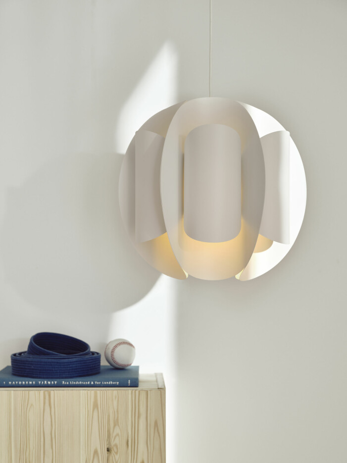 Utmärkande för lampan är dess böljande former som tillför ett levande intryck. Vår- och sommarnyheter hos Ikea 2021, pendellampan Trubbnate