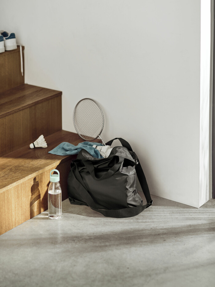 En nyhet perfekt för sport och fritid. Väskan <span class=" italic" data-lab-italic_desktop="italic">Räckla</span> är gjord av återvunnen polyester. Vår- och sommarnyheter hos Ikea 2021, Räckla väska