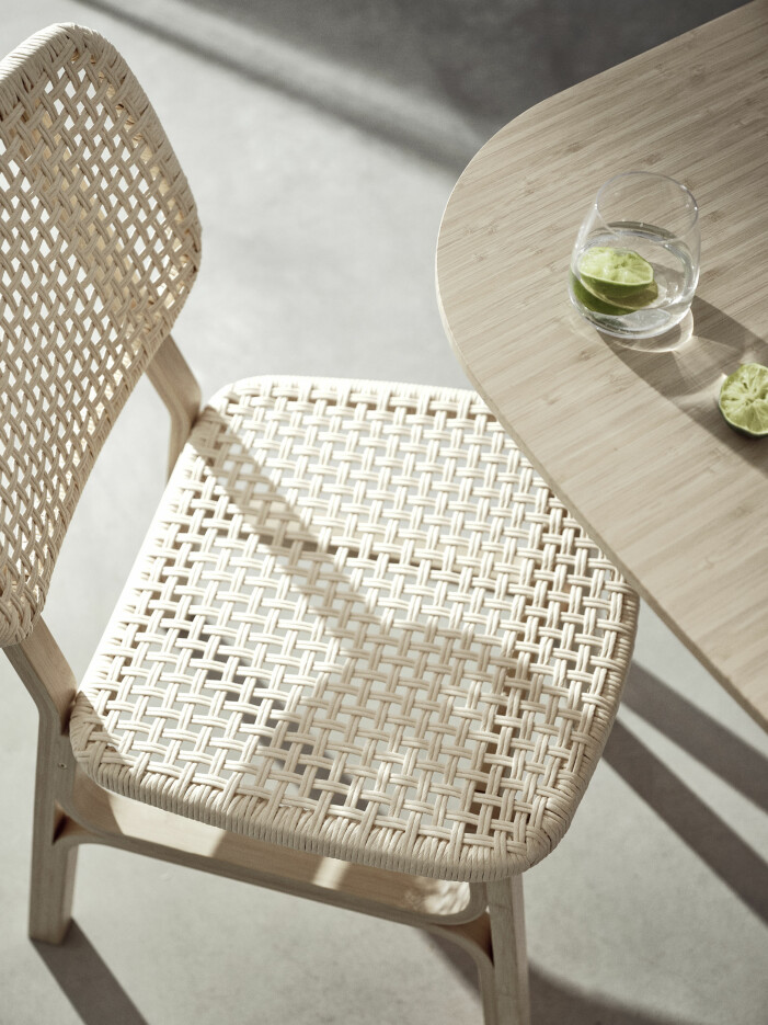 Utmärkande för stolen är onekligen materialvalen – bambu och tvinnat papper. Vår- och sommarnyheter hos Ikea 2021, stolen Voxlöv