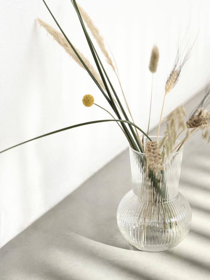 Låt säsongens blommor (och den älskade sommarkänslan) ta form i vackra vasen <span class=" italic" data-lab-italic_desktop="italic">Pådrag</span>. Vår- och sommarnyheter hos Ikea 2021, vasen Pådrag