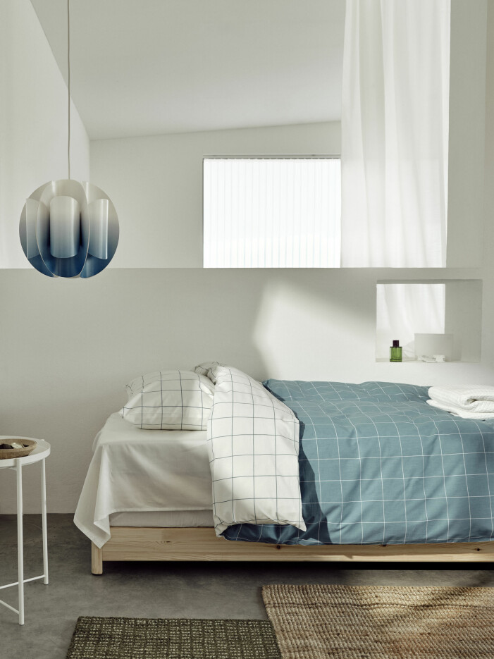 <span class=" italic" data-lab-italic_desktop="italic">Vitklöver</span> går i ett mer nedtonad utförande som för tankarna till poolkakel. Vår- och sommarnyheter hos Ikea 2021, Vitklöver sängkläder