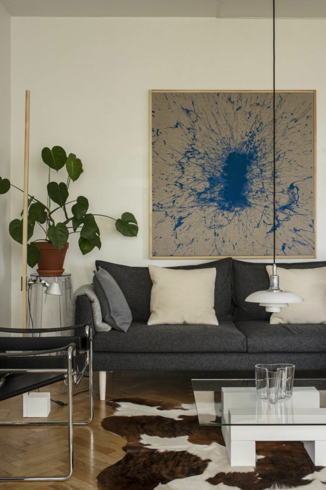 Pall Charles ghost av Philippe Starck för Kartell. Soffa Wilhelm designad av Sebastians mor Tuula Falk för Adea. Målning av Sebastian. vardagsrum