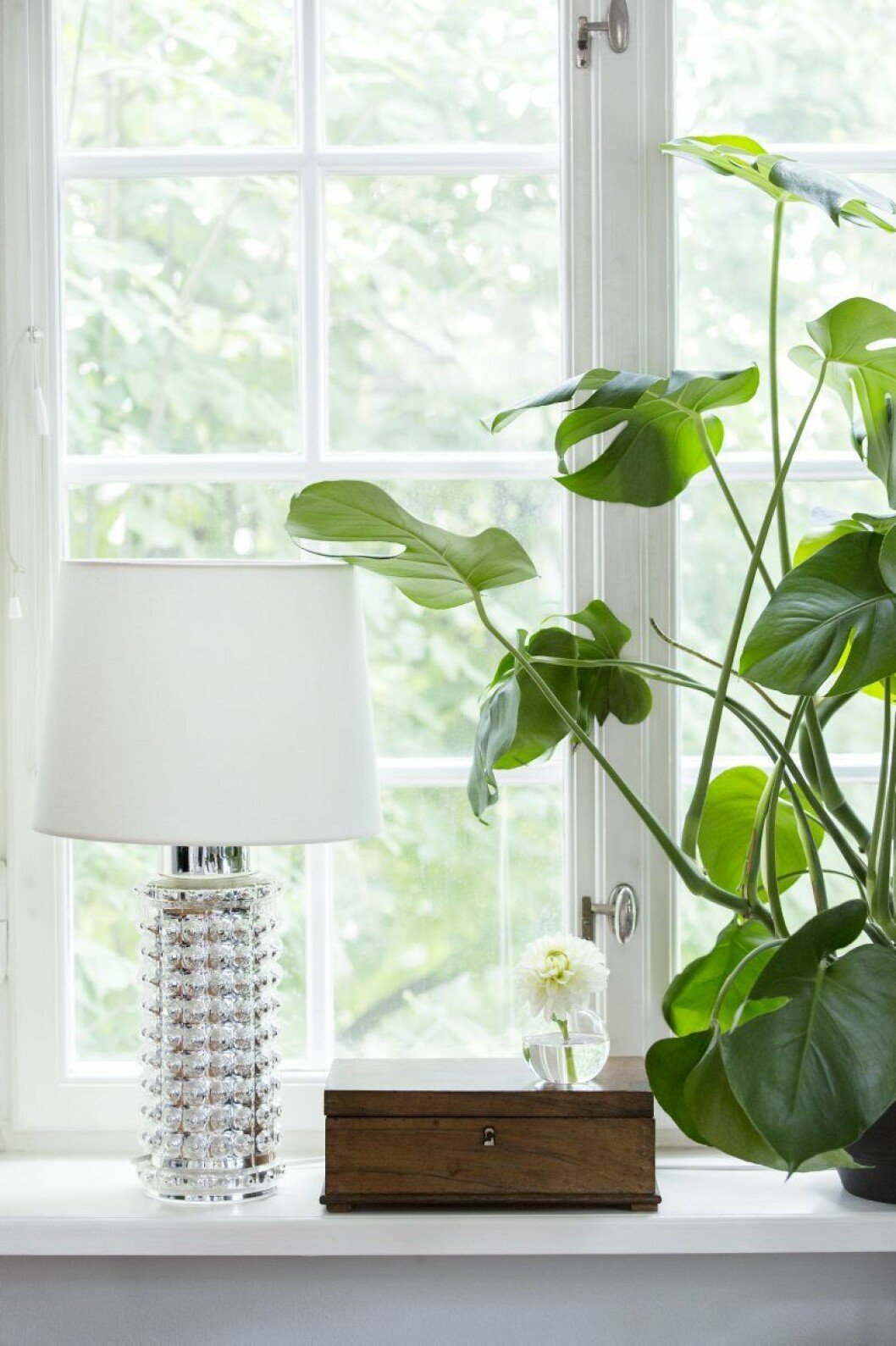 Annas favoritfärger är blått och grönt. ”Jag lovar, det är inte bara för att det är trendigt!” Inredningen i hela hemmet går i dessa toner och dessutom omsluts huset av prunkande växtlighet som kastar gröna skuggor inne i rummen. Soffbord, Tom Dixon, och matta från Plan ett. Fåtöljen Beetle lounge från Gubi hittades på NK inredning. Kuddarna kommer från Afro art, H&M home och Garbo interiors. Luxuslamporna av Helena Tynell är riktiga favoriter och är de inredningsdetaljer som hängt med längst. Vardagsrum 9_2015_11