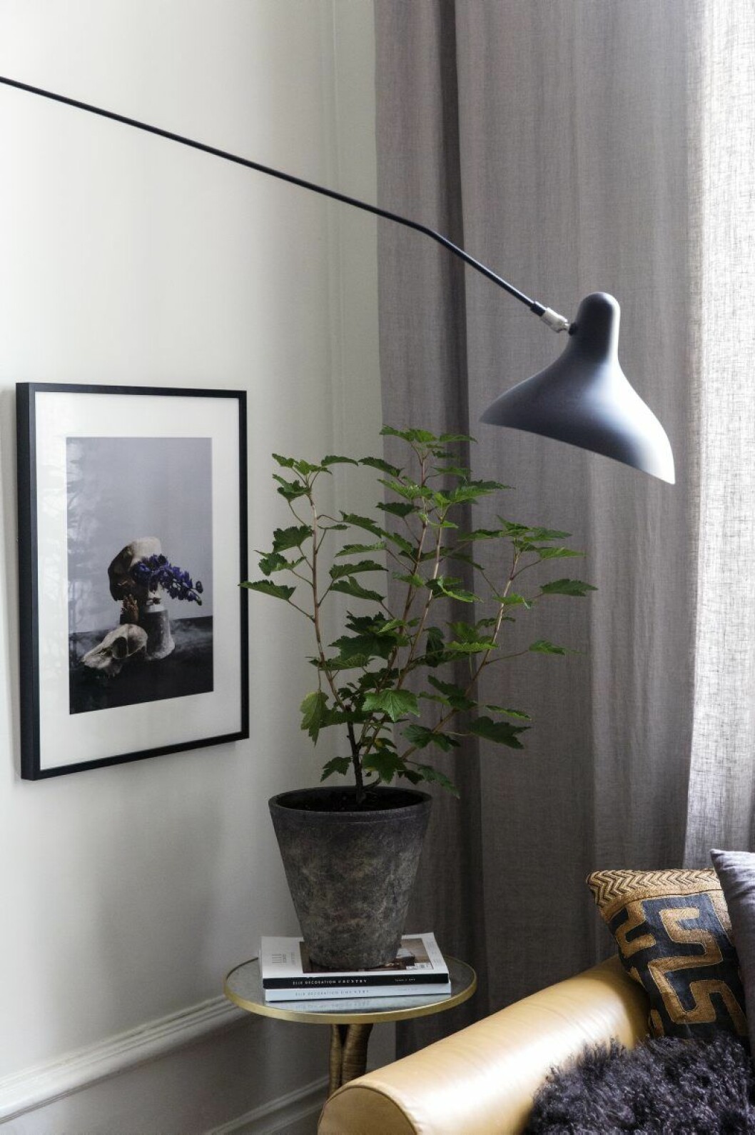 En vinbärsbuske får bo på sidobordet med strutsfötter. Lampa Serge Mouille. Vardagsrum 9_2015_5