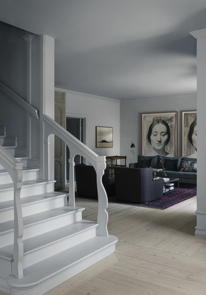 Mellan köket och vardagsrummet leder trappan upp till övervåningen. Stor diptyk av Jeff Cowen, Aikusya, silver gelatin print, unique diptych, 2014. Foto Helene Schmitz, The Reservoir, 2017. Fåtöljer, Slettvoll. Bord, Dis inredning. Soffa, Familjen Fogelmarck. Vardagsrum hemma hos Ellen-K Willas