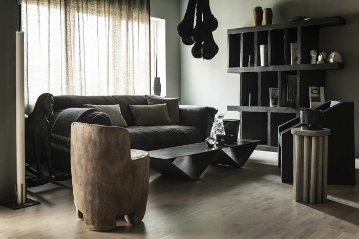 Trästubbe-stol från ett tunisiskt familjeföretag, tillverkad av palmträ i ett stycke, Studio pompone i Varberg. Soffa Nuvola från Gervasoni. Kuddar från Maison des vacances. Bord Udd och betongbordet Plinth av Lucas Morten, inspirerat av människors ben han såg efter en technofestival i Köpenhamn. Lampa Pung i taket. Trähästen är Lucas morfars mormors häst. Vardagsrum hemma hos formgivaren Lucas Morten i Varberg