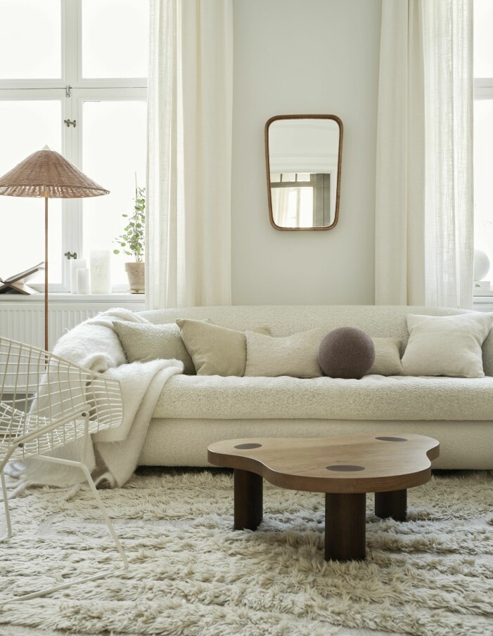 Det stora vardagsrummet är hemmets pärla, här finns ett vackert ljusinsläpp från de två fönstren och en noga uttänkt inredning. Färgen på väggen är Jotuns White comfort. Vardagsrum i ljusa toner.