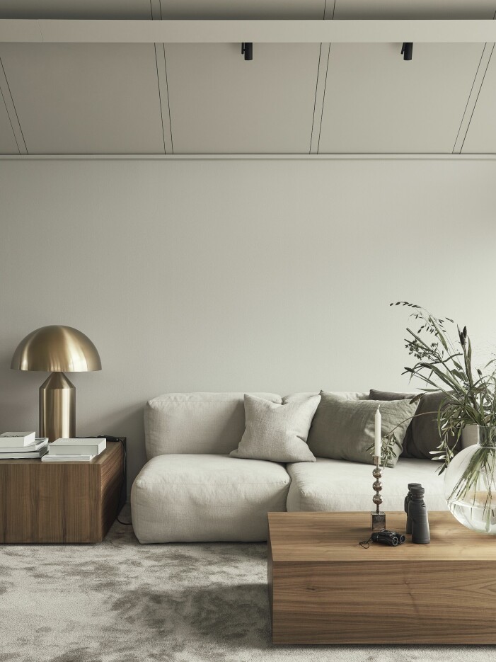 Högtalare för surroundljud är inputsade i väggen. Soffa Mags soft från Hay i tyget Linara stone från Romo. Sidobord ritade av Lotta Agaton interiors. Bordslampa Atollo, design Vico Magistretti för Oluce. Vardagsrum med mycket ljus och högt till tak.