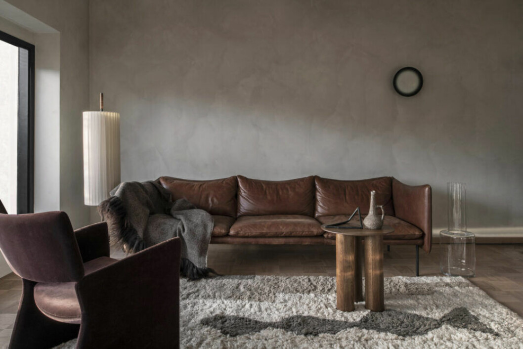 Vilsamt vardagsrum. Golvlampa, Santa & Cole, soffa av Andreas Engesvik för Fogia, bordet Hommage av Matti Carlson, Tre sekel, mattan Bird in space Layered och fåtölj Crown i förgrunden, Massproductions. vardagsrum soffa