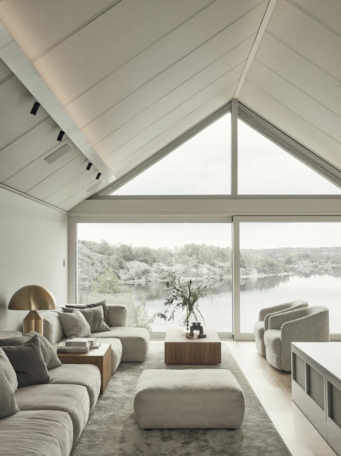 Interiören i naturmaterial och neutrala toner är skapad av Lotta Agaton interiors. Soffa Mags soft från Hay i tyget Linara stone från Romo. Sidobord av Lotta Agaton interiors. Fåtöljer Covent chair från New works klädda i tyget Mons från Astrid. Bordslampa Atollo, design Vico Magistretti för Oluce. Interiör och inredning i naturmaterial.