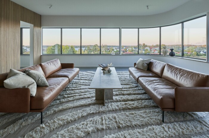 Soffa från Adea av Broberg & Ridderstråle med soffbord designat av Ida Geiler själv. Den väldiga mattan från Cappelen Dimyr mäter 5,30 x 4,20 meter. Vardagsrum, villa geiler.
