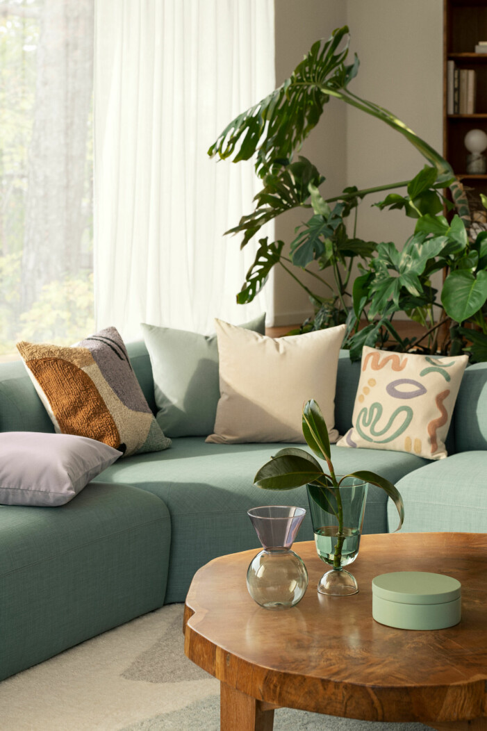 Inspireras av festliga kuddfodral i mängder och räds inte att kombinera flera olika kulörer i en och samma miljö. Vårnyheter på H&M Home 2022, grön soffa