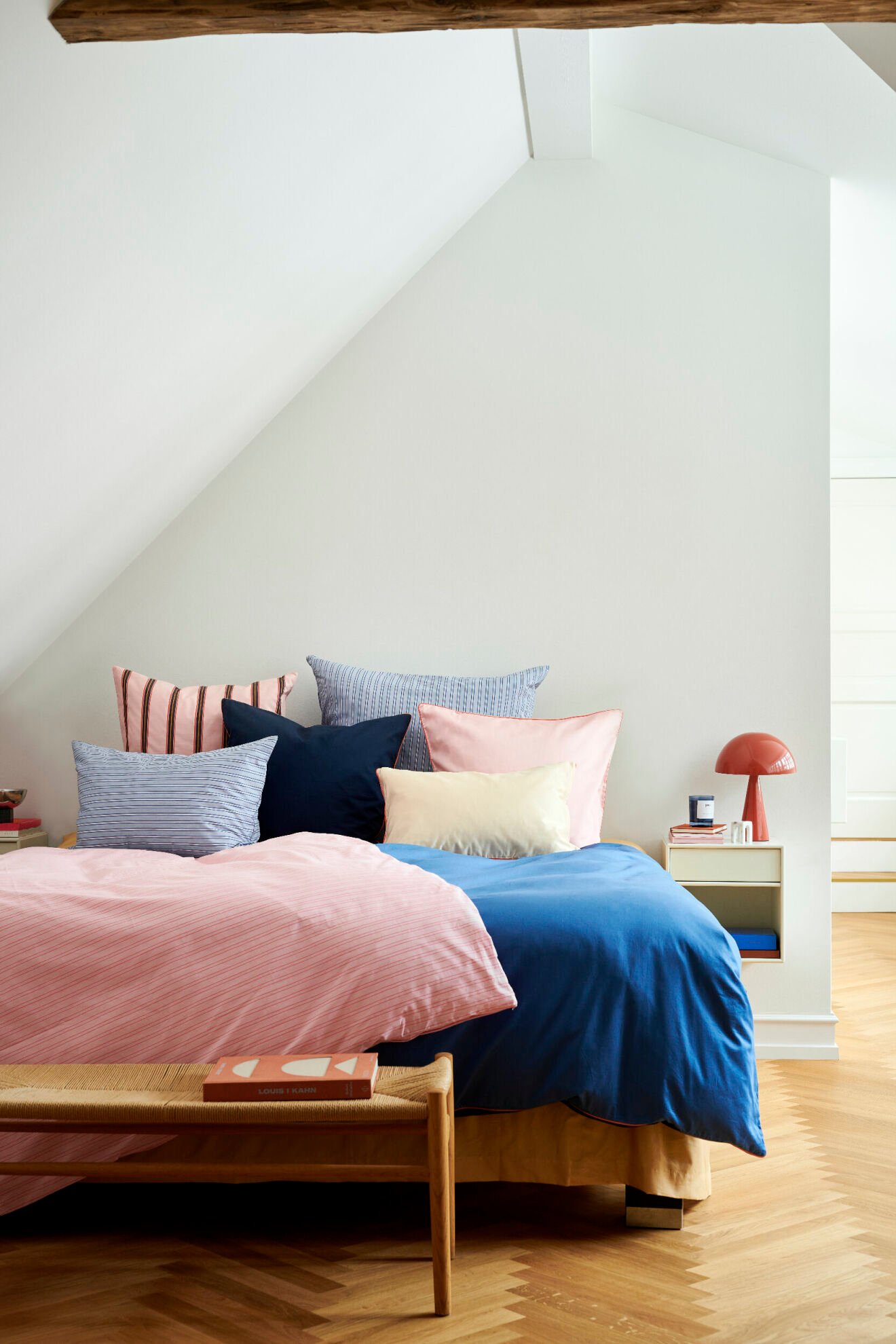 vårigt sovrum med rosa och blå sängkläder