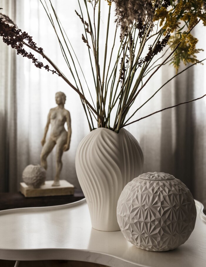 Anna Elzer Oscarssons utveckling. Från konstskolans skulptur till Dusty Diamonds och den senaste ANNA-vasen, ritad för Swedese. Vasen Dusty Diamonds och ANNA för Swedese