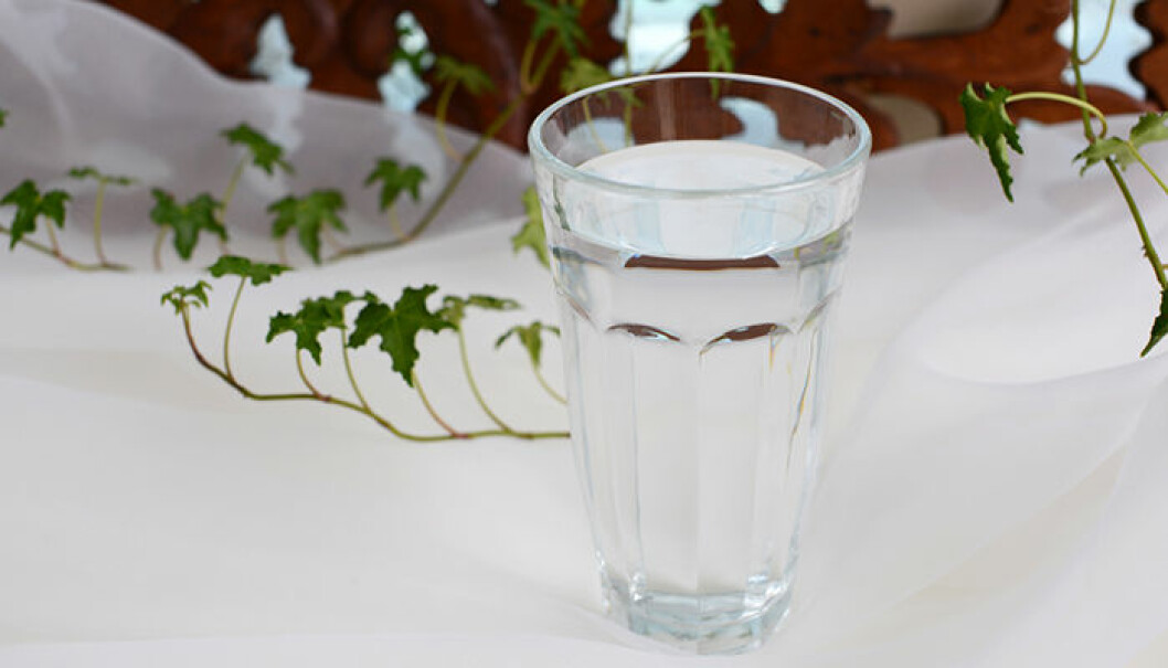 Ställ gärna ut ett vattenglas eller en skål över ett element under vintern. När vattnet dunstar höjs luftfuktigheten i rummet. Foto: Shutterstock Ställ gärna ut ett vattenglas eller en skål över ett element under vintern. När vattnet dunstar höjs luftfuktigheten i rummet. Foto: Shutterstock