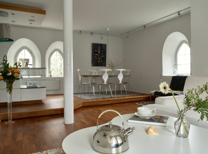 Köket och matplatsen är placerat på en upphöjd nisch. Vattentorn till salu på Lidingö Residence magazine matrum allrum