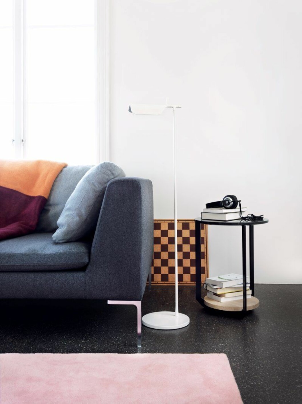Familjens favoritsoffa Charles av Antonio Citterio för BB Italia. Lampan Tab F av Barber & Osgerby för Flos. Jessica Signell Knutsson har formgivit bordet East och mattan Twice, båda för Asplund. Filten i soffan heter Sun-Set och är också formgiven av Jessica i samarbete med Klippan Yllefabrik. vaxat betonggolv