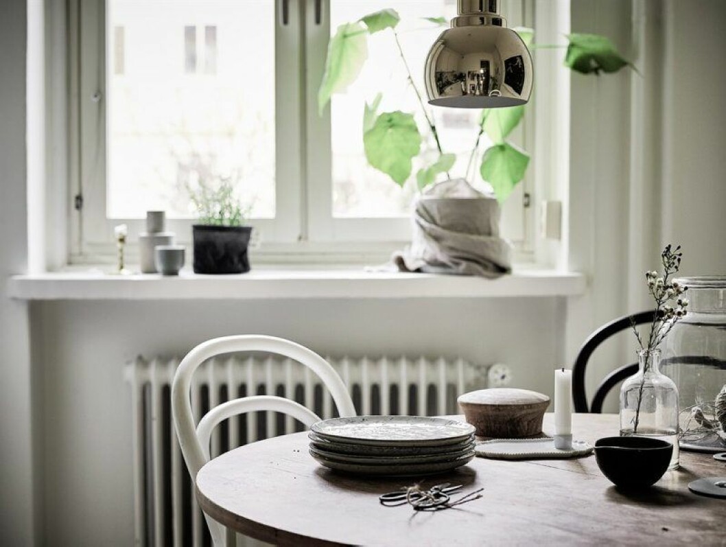 Härligt med olikfärgade stolar vid matbordet. Veckans hem bilder_2