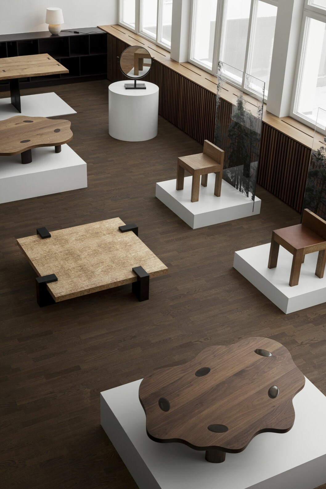 Veermakers av Liljencrantz design och KFK cabinetmakers lanserade sin första kollektion med bland annat stolar och bord i masurbjörk, valnöt och mahogny våren 2021. Veermakers av Liljencrantz design och KFK cabinetmakers.