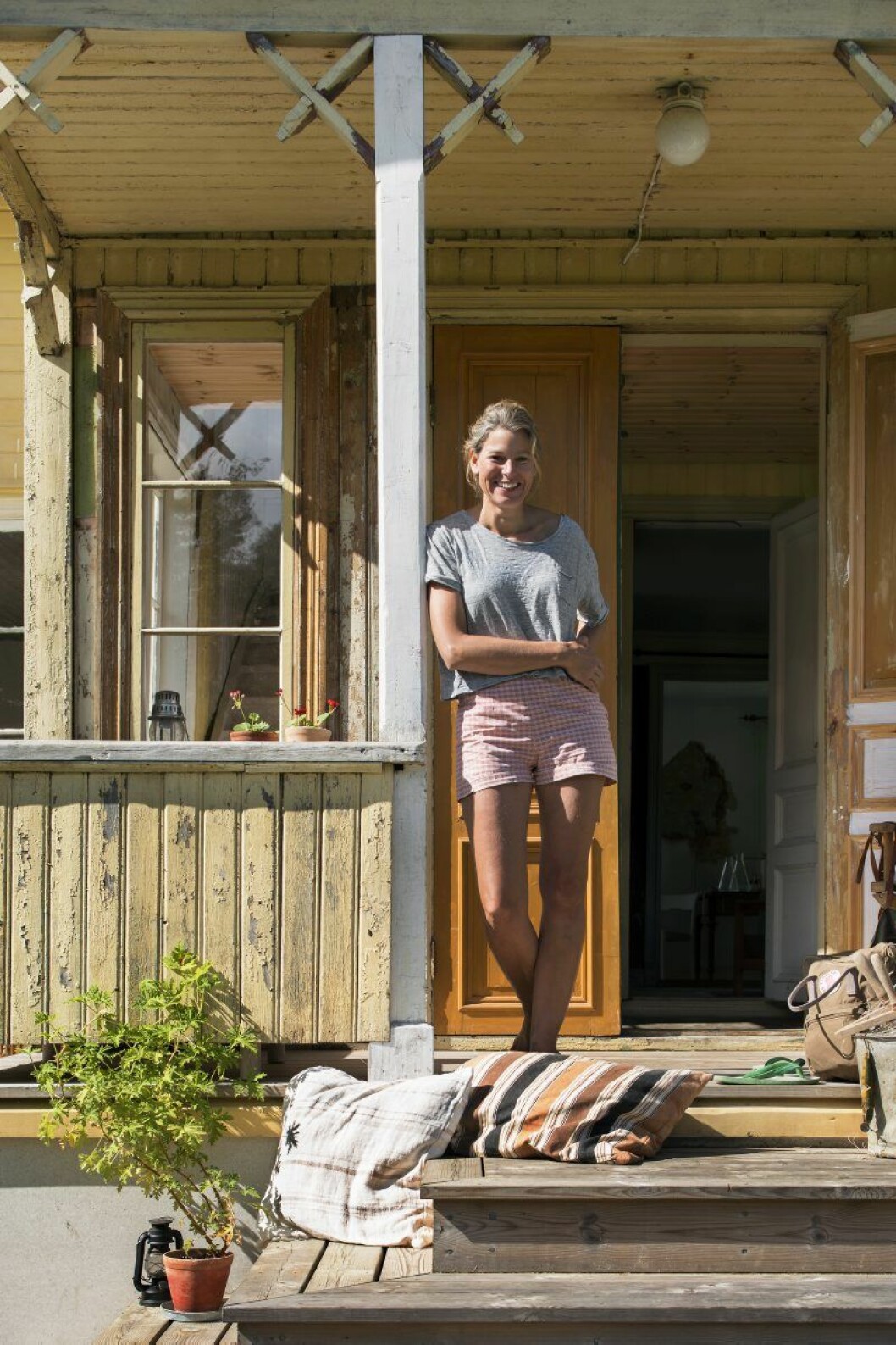 Huset renoveras steg för steg och med noggrann byggnadsvårdsresearch. Emma kan hålla ett femton minuters föredrag om taklisten och åt vilket håll den ska vändas. Huset renoveras steg för steg och med noggrann byggnadsvårdsresearch. Emma kan hålla ett femton minuters föredrag om taklisten och åt vilket håll den ska vändas.