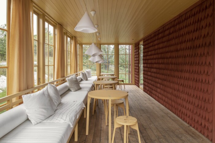 På verandans bänk kan fyra vuxna sova. Takspånet blev över vid ett annat bygge. Pall och bord, Zanat. Veranda hemma hos Gert Wingårdh på Äggdal
