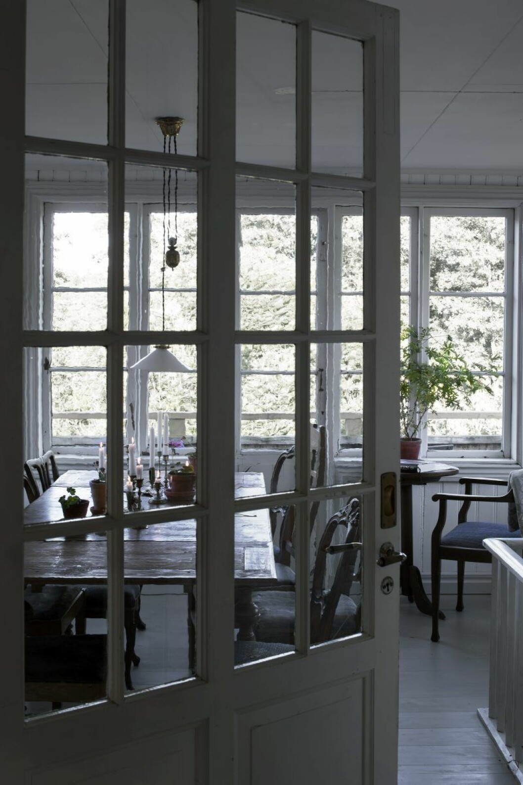 Verandan ligger en trappa upp, här brukar det vankas gästabud med utsikt över Östersjön. Verandan ligger en trappa upp, här brukar det vankas gästabud med utsikt över Östersjön.