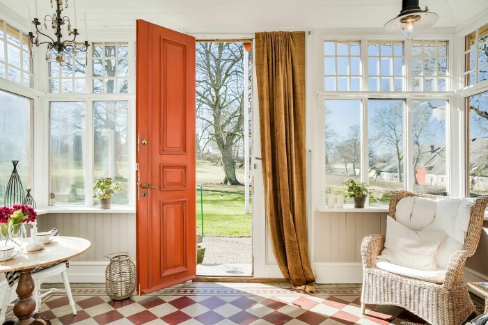 Den mysiga vinterbonade verandan. verandan