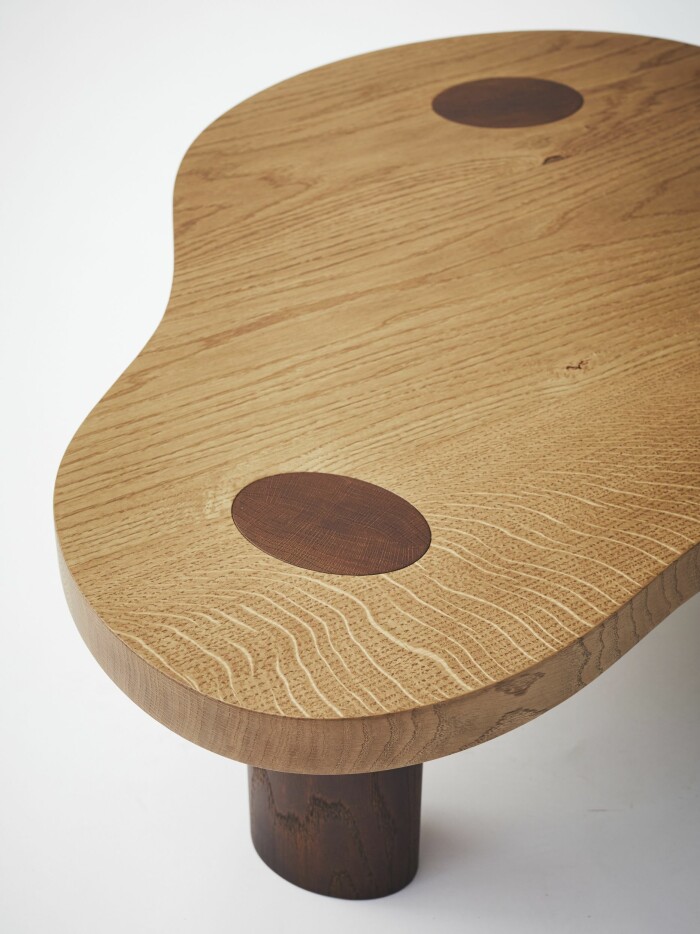 Vackert vågig fiberstruktur – del av designen i Veermakers Mini cloud table i ek. Del av designen i Veermakers Mini cloud table i ek.