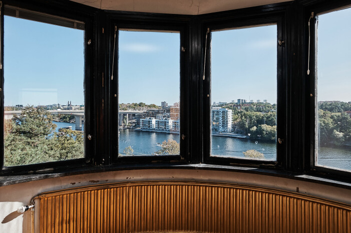 Huset har fantastisk utsikt över Mälaren och stan. Vidunderlig sjöutsikt