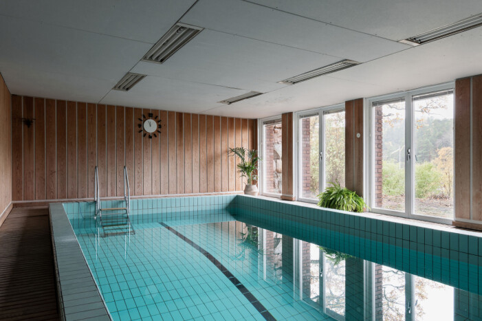 Poolområde med träpanel