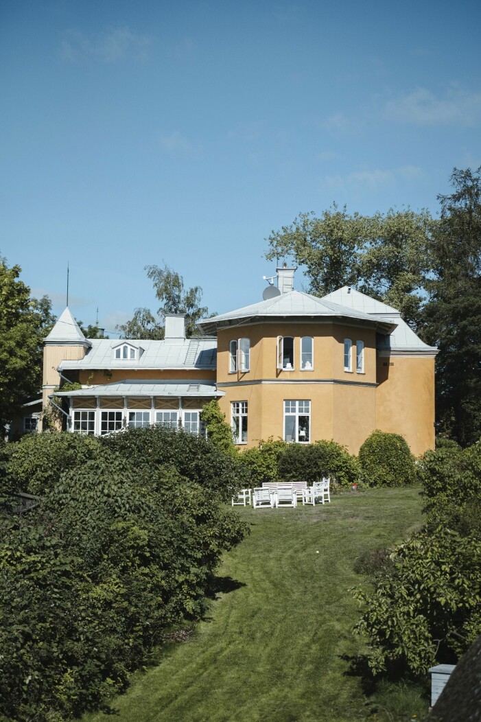 Tomten på 4 800 kvm är en av Vaxholms största. Planen är att återställa trädgården till hur den såg ut vid förra sekelskiftet. ”Ackes far var chef för Bergianska trädgården, så vi har en del att leva upp till”, säger Claes. Villa Akleja.