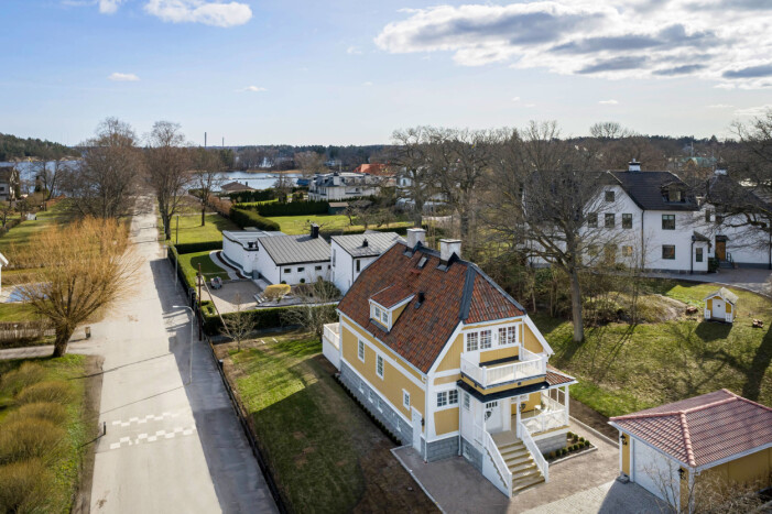 Numera befinner sig den gula villan på Sveavägen 7B, omringad av vatten och grönska. Sekelskiftesvilla i Djursholm