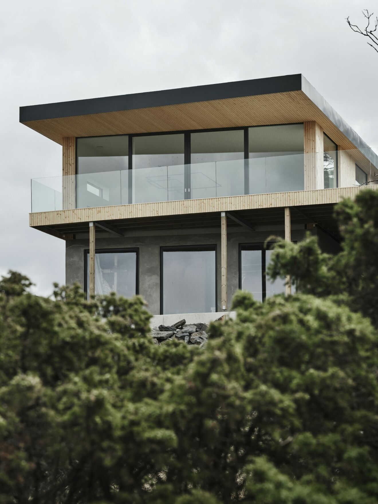 Arkitektritat hus inspirerat av Case study-husen i Kalifornien.