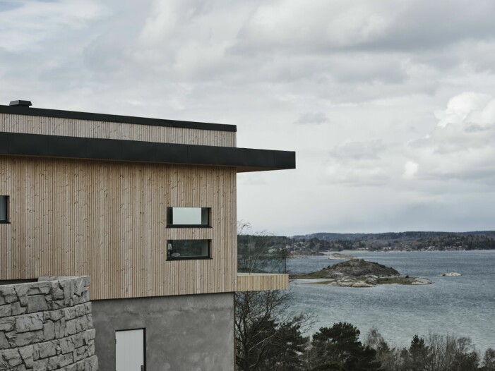 Villa Fernström är klädd med genomimpregnerad gran från Superwood. Valet föll på en omålad SW12 AART Medium vilket ger en naturlig patinering med minimalt underhåll. Stenmuren är byggd av färdiga block från Vertiblock. Linus Fernström hus