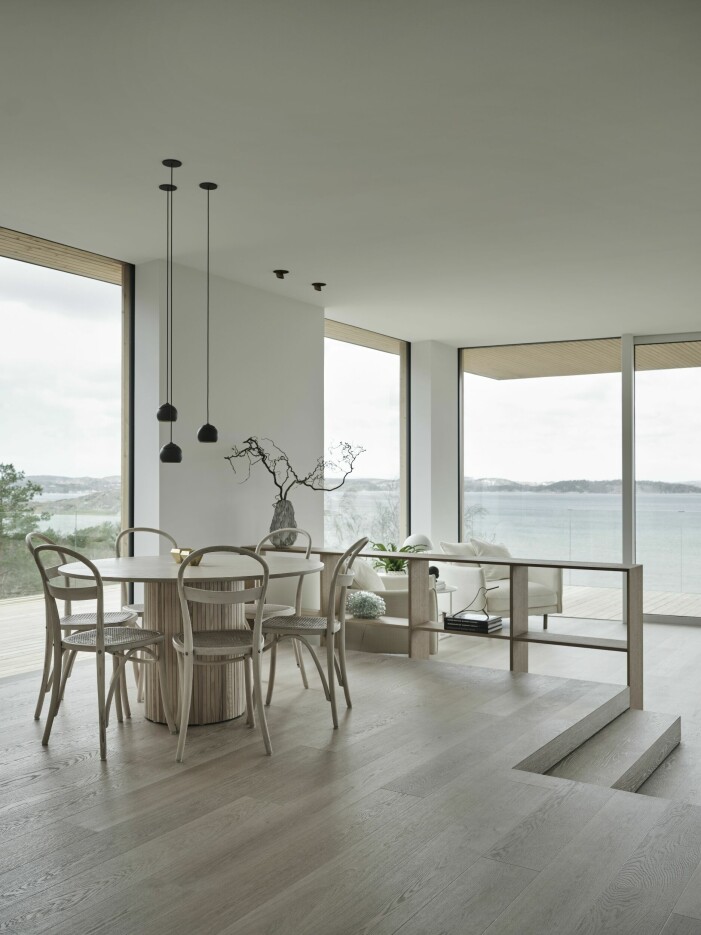 Parets husresa från ritning till inflytt följdes av SVT:s programserie Husdrömmar där Linus design hyllades av Gert Wingårdh. Huset var Linus första designprojekt och i dag driver han den egna arkitektfirma Fernström arkitektur & design. Matplats och vardagsrum med utsikt.