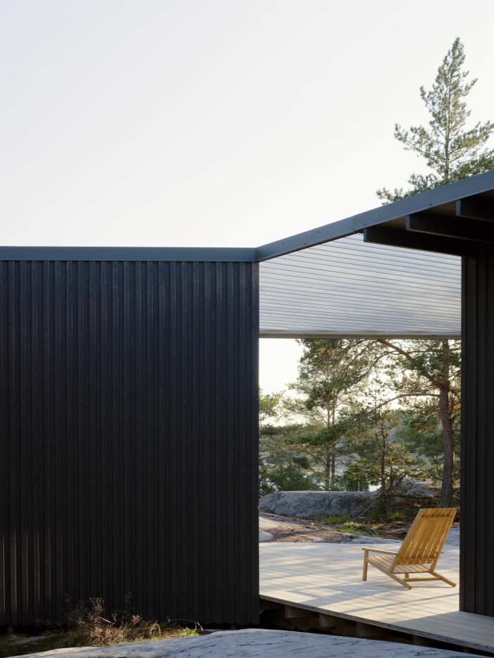Poolterrassen. Solstolen Between Lines från danska Skagerak, designad av Stine Weigelt. Studentritade huset Villa Furuholmen.