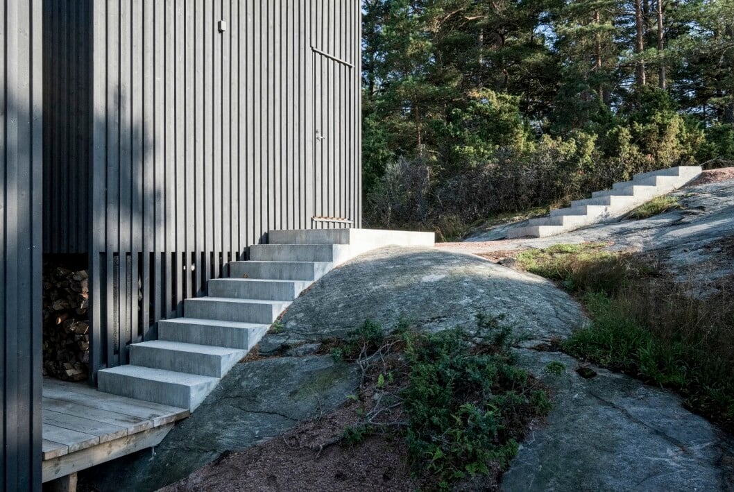 En delvis anlagd stig sammanbinder öns byggnader. Genom att bryta upp huset i sju delar har arkitekterna lyckats kamouflera volymerna i den kuperade naturen. Studentritade huset Villa Furuholmen.