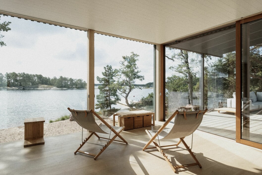 Strandhuset öppnar sig helt mot södersolen och öns enda sandstrand. Solstolen av Björn Hultén ritades för boutställningen H55 i Helsingborg 1955 och tillverkas i dag av Skargaarden. Studentritade huset Villa Furuholmen.