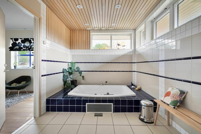 Härlig minispakänsla i blå och naturnära färgskala. Villa till salu för 17 miljoner kronor i Kullavik, badrum