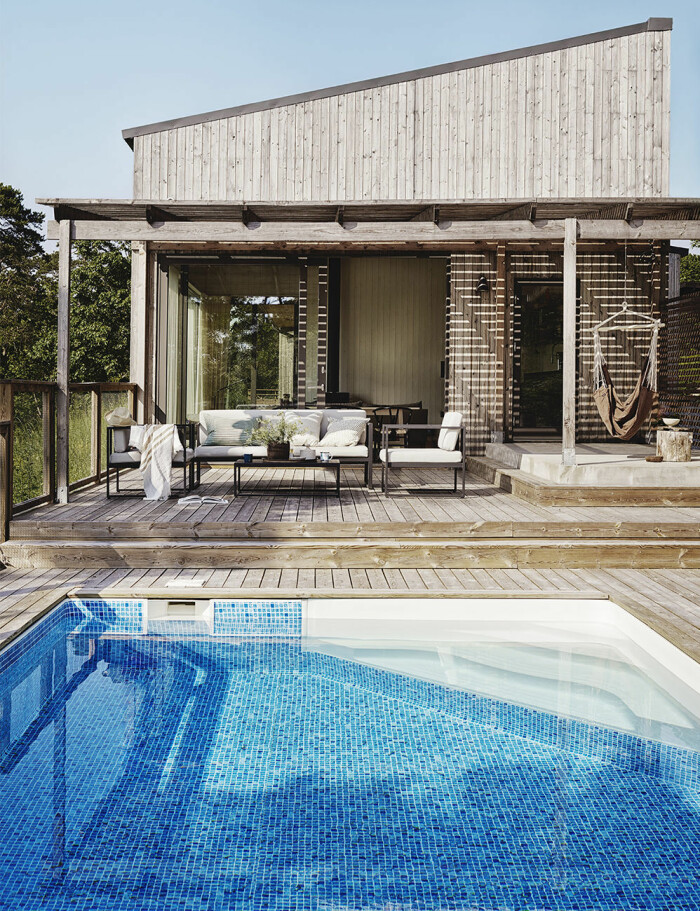 Uteplats och pool är något många drömmer om att ha hemma. Foto: Folkpool villa med pool från folkpool