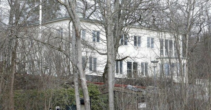 Fasaden är numera stilrent vitputsad! Villa solbacken renoverad