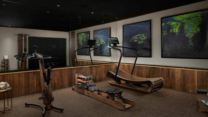 Rymligt hemmagym i samma naturnära materialval. Villa till salu för 150 miljoner kronor, gym