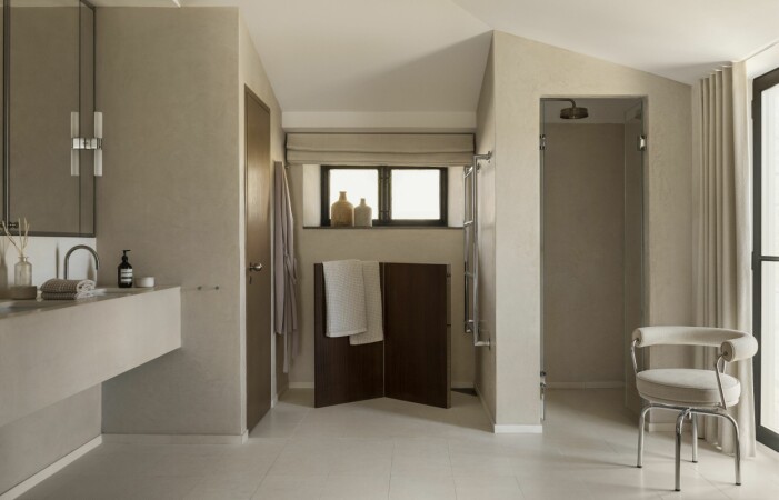Sovrum och badrum renoverades till ett rum. Det ger en hotellkänsla med det ljusa kalkstensgolvet och tadelakt på väggarna. Stol, Le Corbusier.