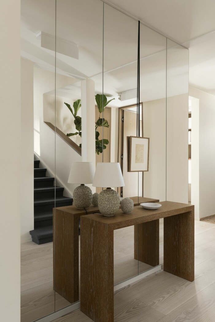 Konsolbord, Daniel Östmans design. Lampa av Gunnar Nylunds vas Kotten, fat, Gunnar Nylund, tavla, Jean Cocteau. Hall