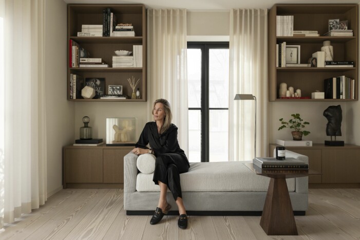 Filippa har slagit sig ner på en divan, Daniel Östmans design. Louise Liljencrantz x KFK Master cabinet makers, lampa, vintage. Filippa von Heidenstam